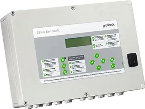 Steuergerät von Grünbeck in einem grauen Gehäuse mit einem Display und Bedienknöpfen zur Steuerung, montiert für technische Anwendungen.